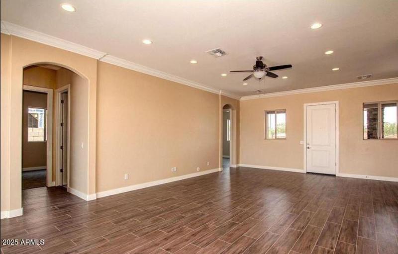 12 LivingToFrontView