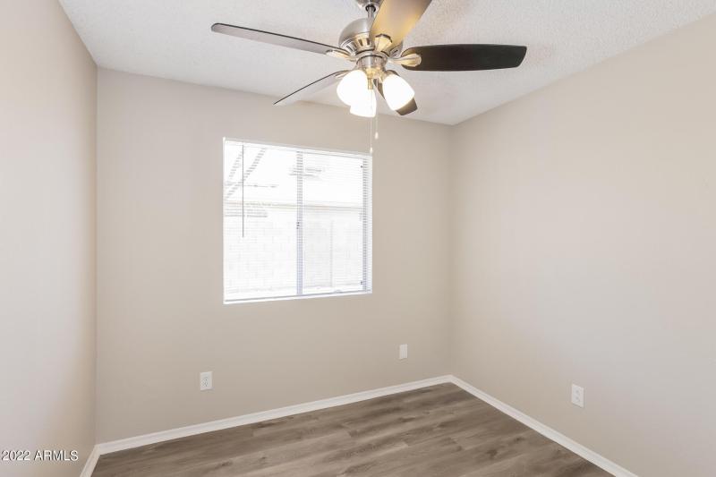 012-photo-bedroom-11372747