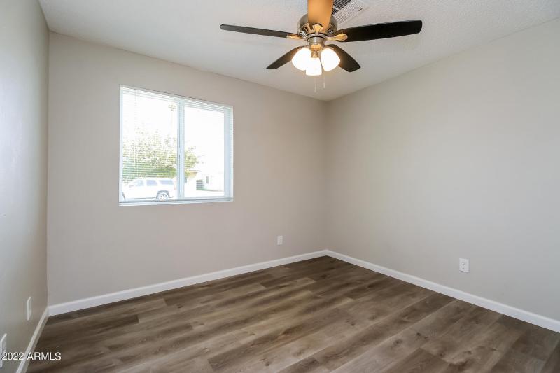 011-photo-bedroom-11713418