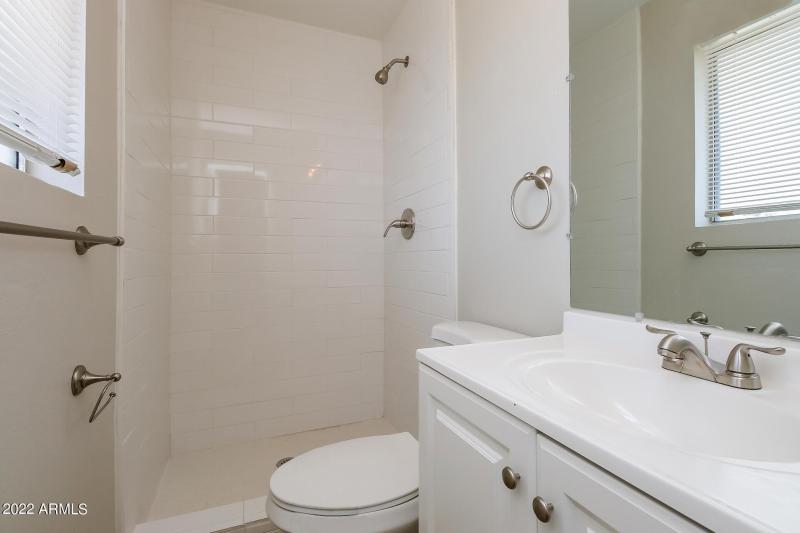014-photo-bathroom-11713421