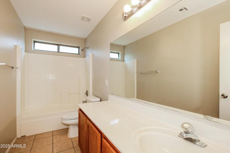 014-photo-bathroom-8296732