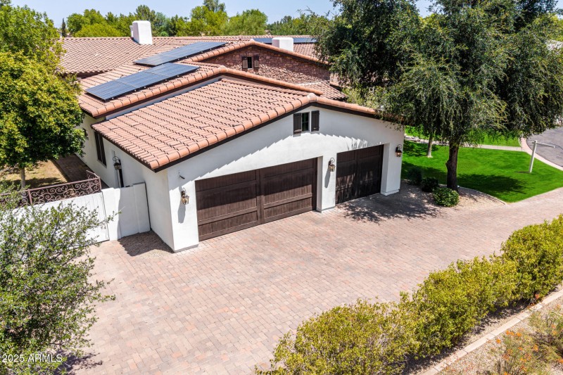 Big Paver Driveway Has Lots of Room