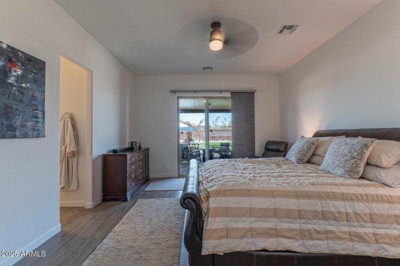 29708 North 168th Street-large-011-026-m