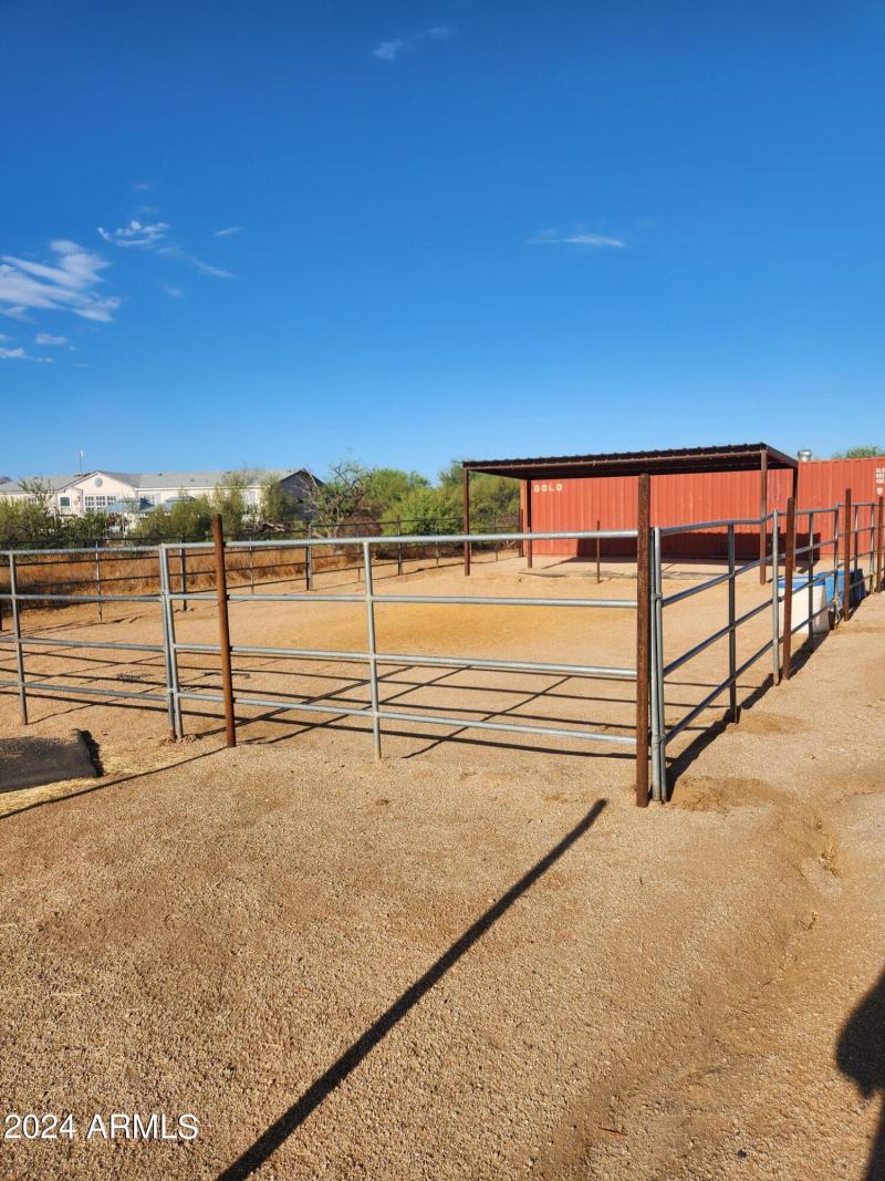 96x48 horse pen with cover