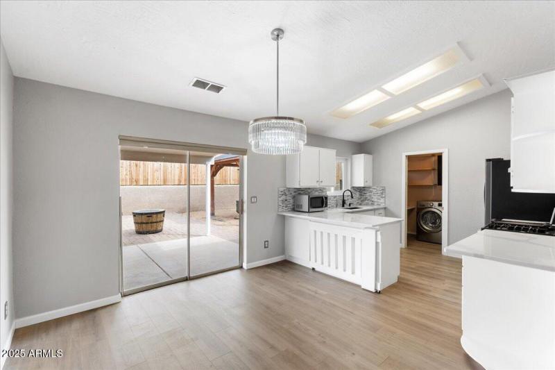 08-Dining Area & Kitchen