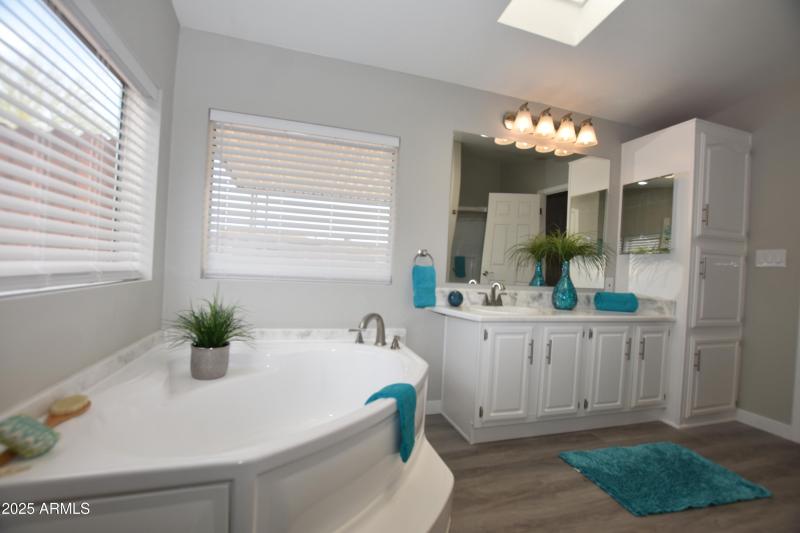 Main bath soaker tub_1096