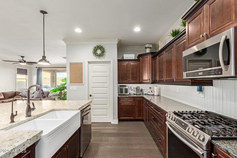 Farmhouse sink, gas stovetop