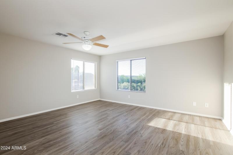 008-photo-master-bedroom-7664989