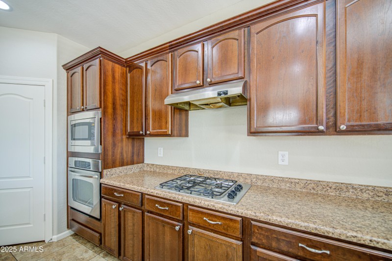 Kitchen w/gas stovetop!