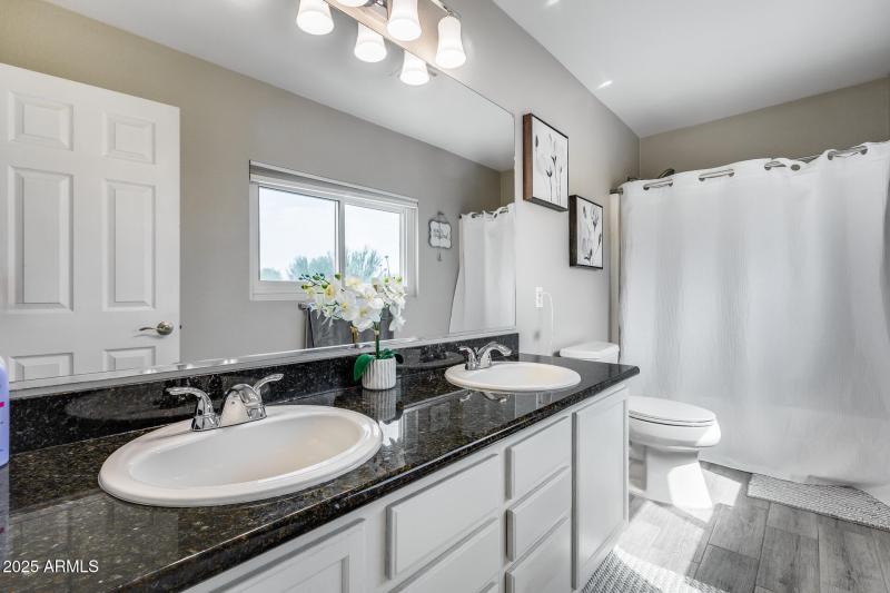 Primary Bath / Ensuite