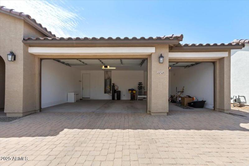 22521 E Twilight Dr ample 3car garage