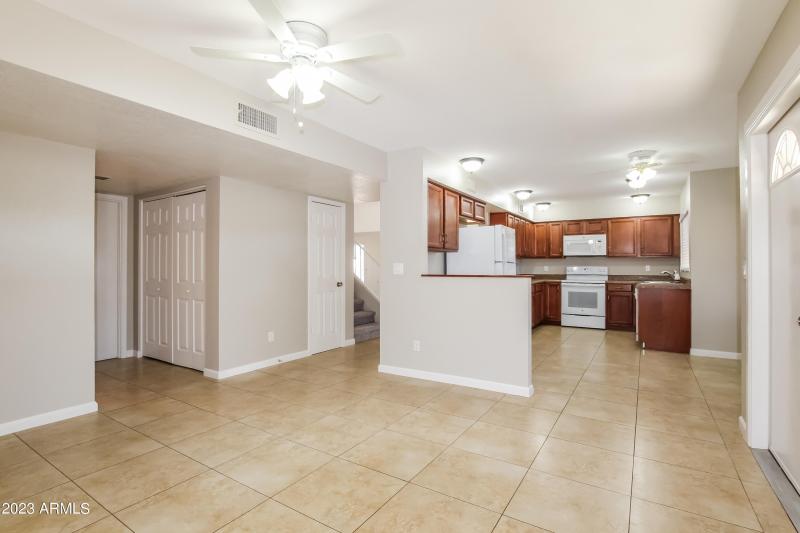 006-photo-family-room-7603369