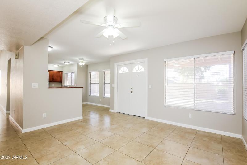 007-photo-family-room-7603370