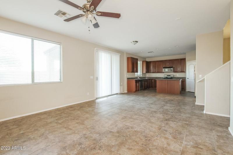 005-photo-dining-room-7612083