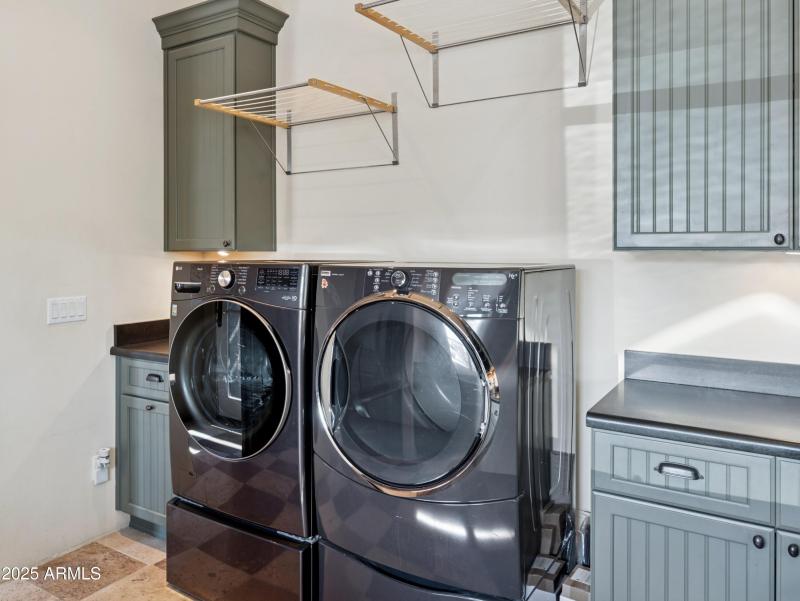 Laundry Room 5738-n-32nd-pl