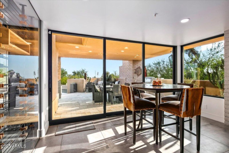 24-Breakfast Nook