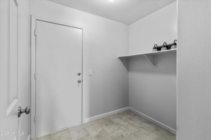 11921 W Bloomfield Laundry