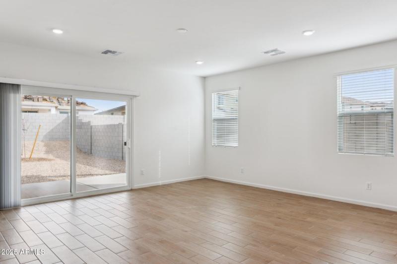 6-web-or-mls-25372-w-sunland-ave-lot-203