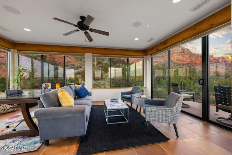 064-Loft Seating + Private Patio