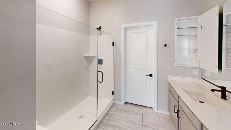 746-east-doral-avenue-bathroom