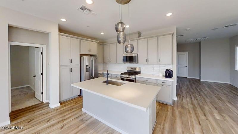 746-east-doral-avenue-kitchen1
