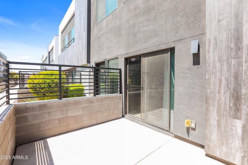 016-photo-patio-14730332