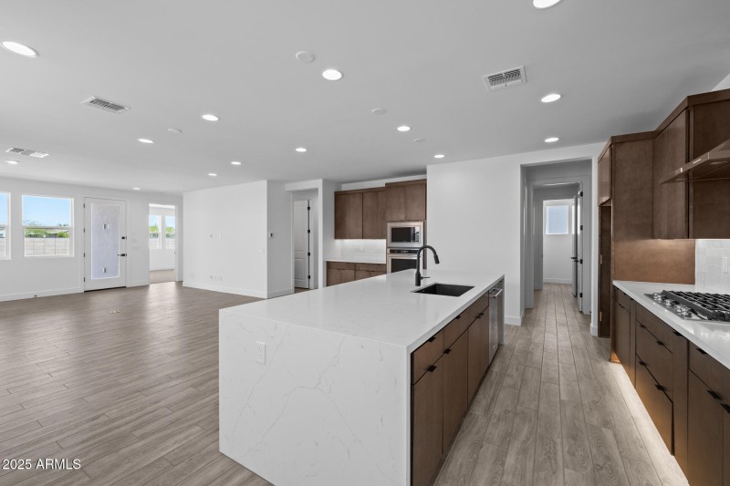 10)KITCHEN