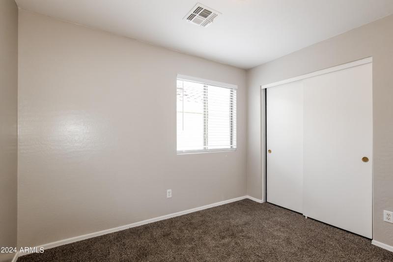 009-photo-bedroom-8061550