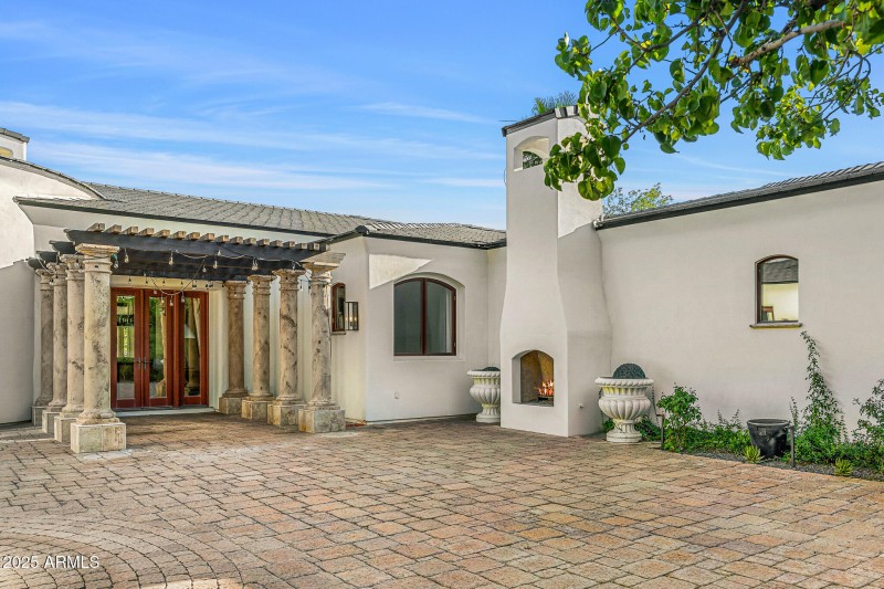 05front courtyard lounge