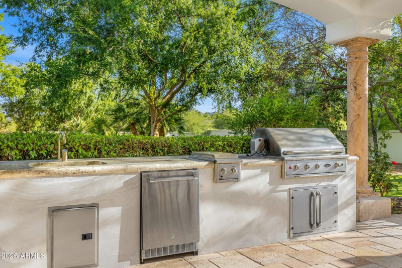 72outdoor covered bbq