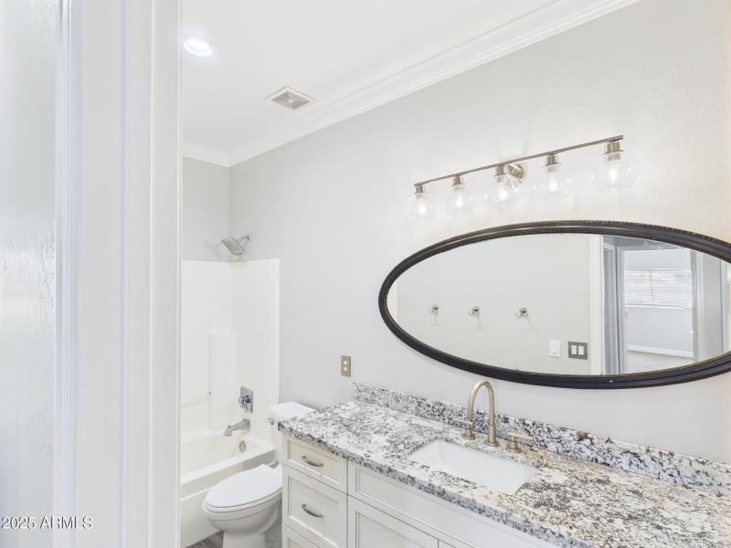 CAM02404G0-PR0136-STILL008