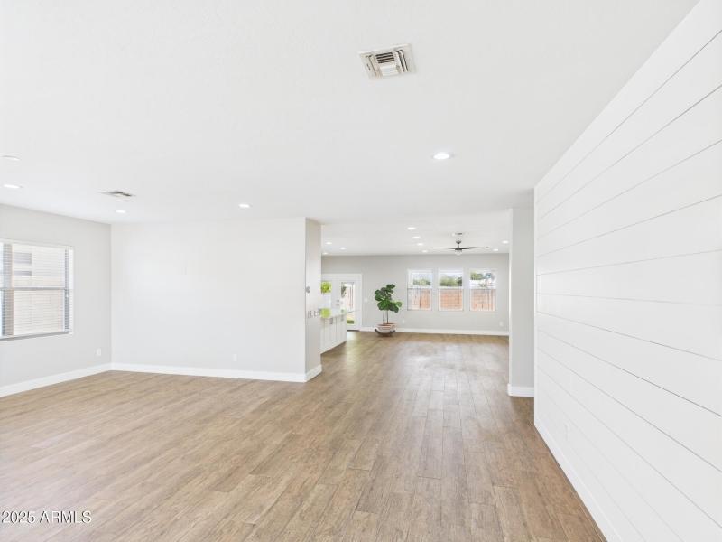 CAM02404G0-PR0136-STILL038