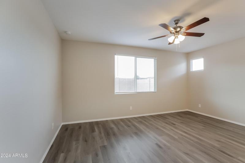 009-photo-main-bedroom-11539611