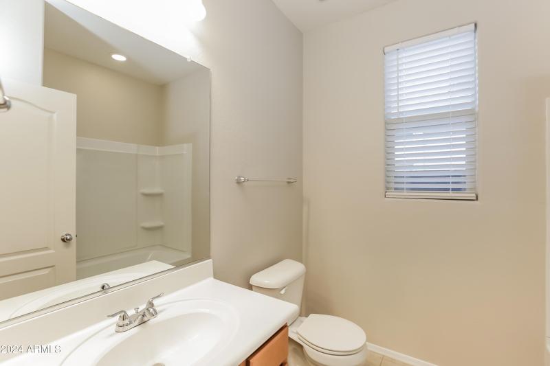 013-photo-bathroom-11539601