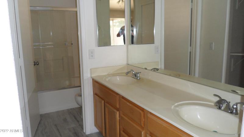 MASTER BATH W/ DOUBLE SINKS