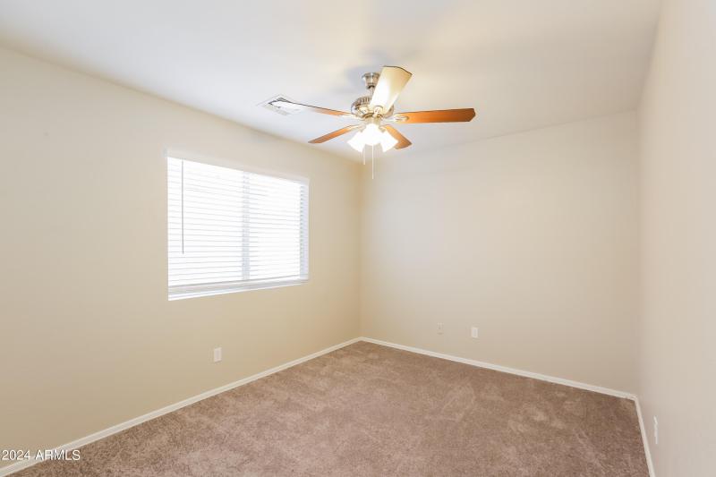 012-photo-bedroom-9729614