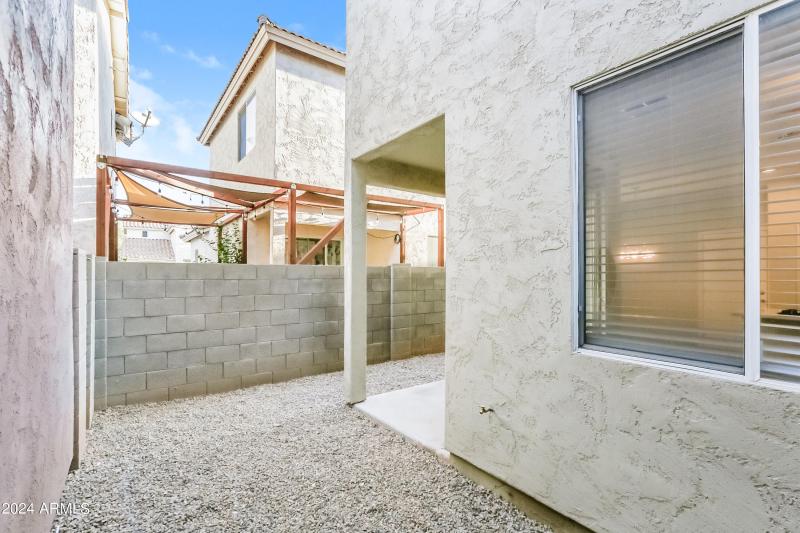 016-photo-rear-view-9729618