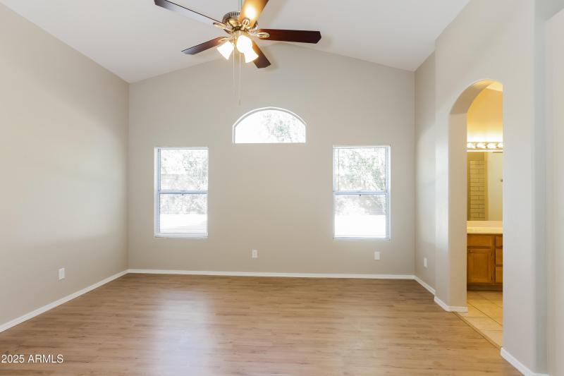 023-photo-primary-bedroom-12444934