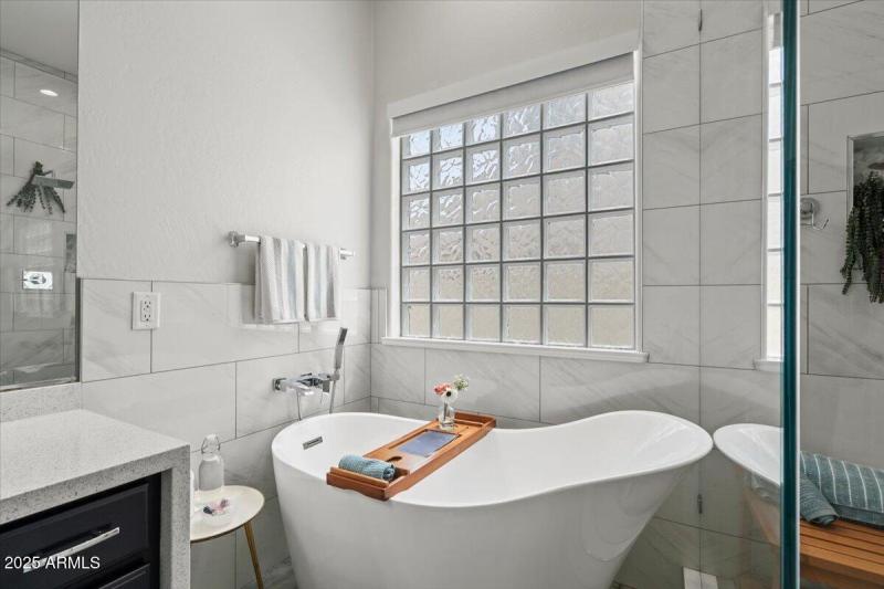 2885 N Riley_Primary Bath