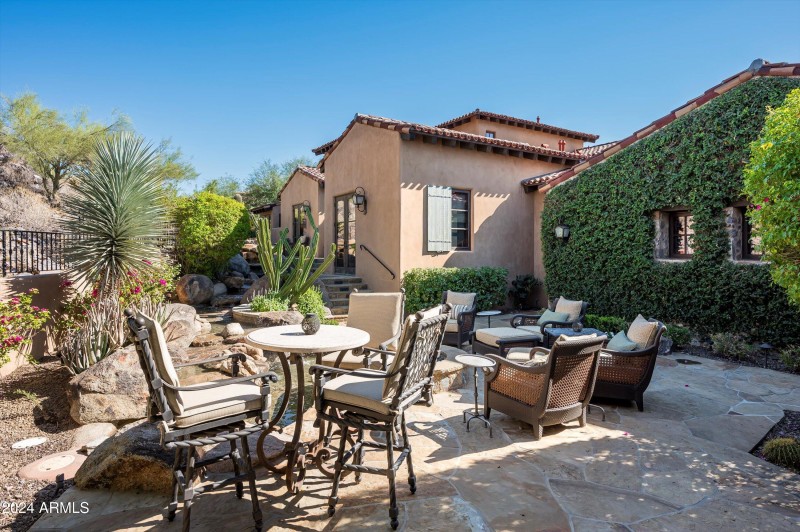 Sitting area with Firepit