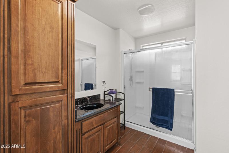 16)MASTER BATH