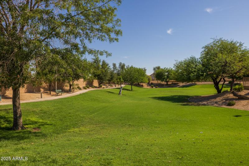 32)COMMUNITY PARK