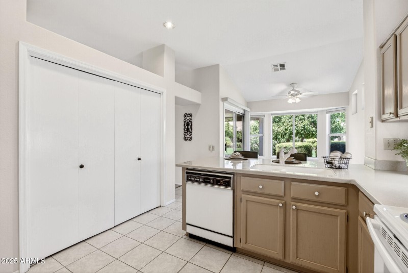 Kitchen w/2 door pantry