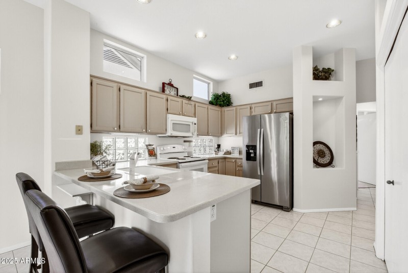 Kitchen w/breakfast bar