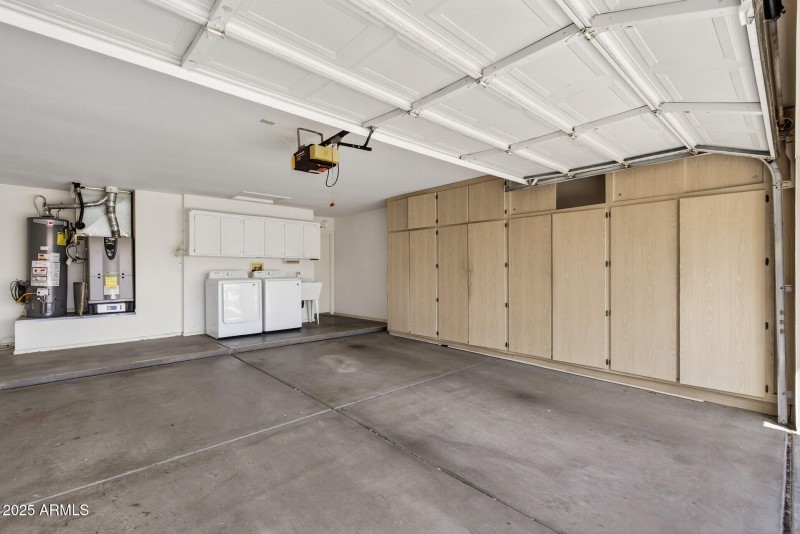 Garage w/cabinets