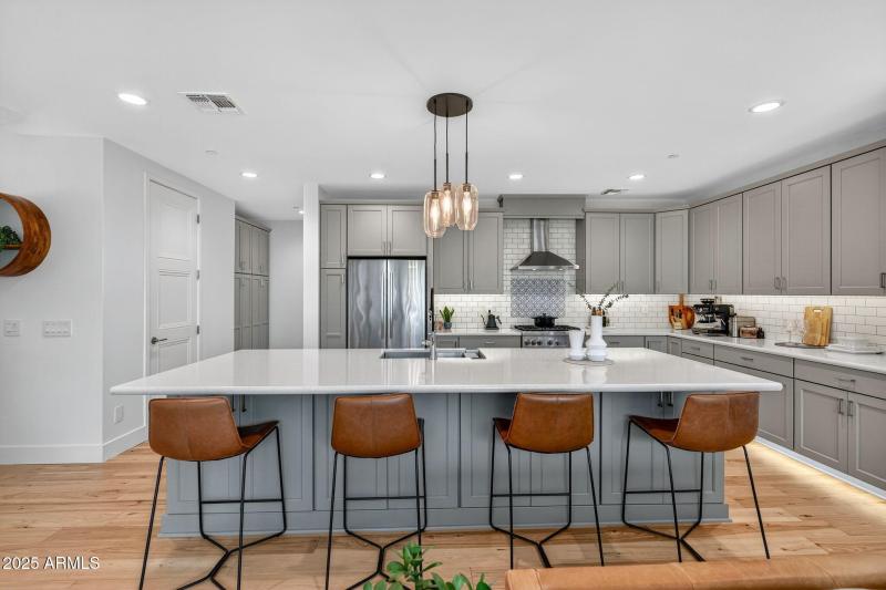 Large Breakfast Bar & Island