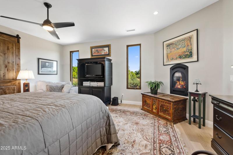 38-Primary Suite 2 (3)