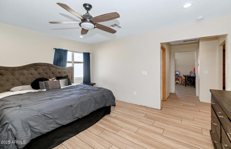 2303 W Marshall Ave-large-011-016-2303 W