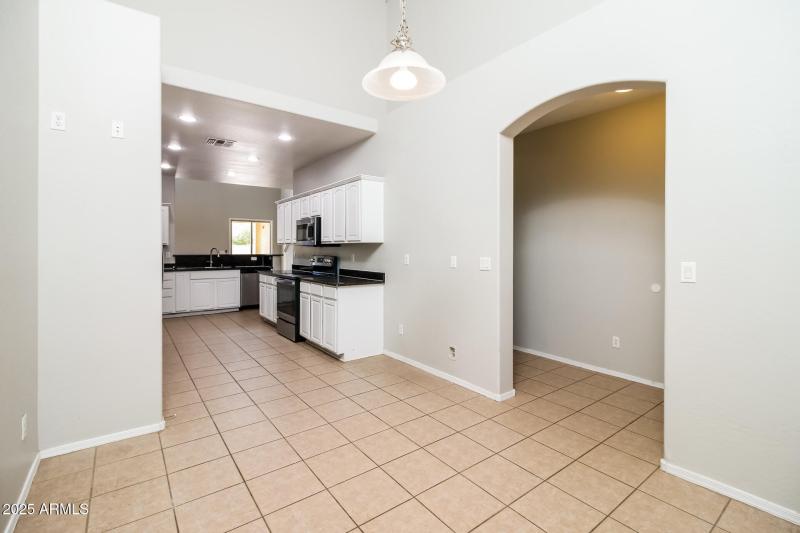 006-photo-dining-room-14731705