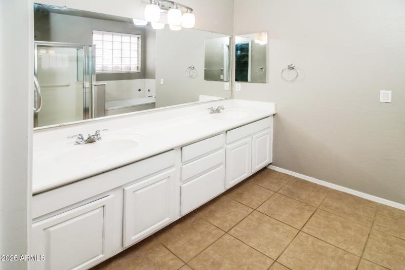 012-photo-main-bathroom-14732655